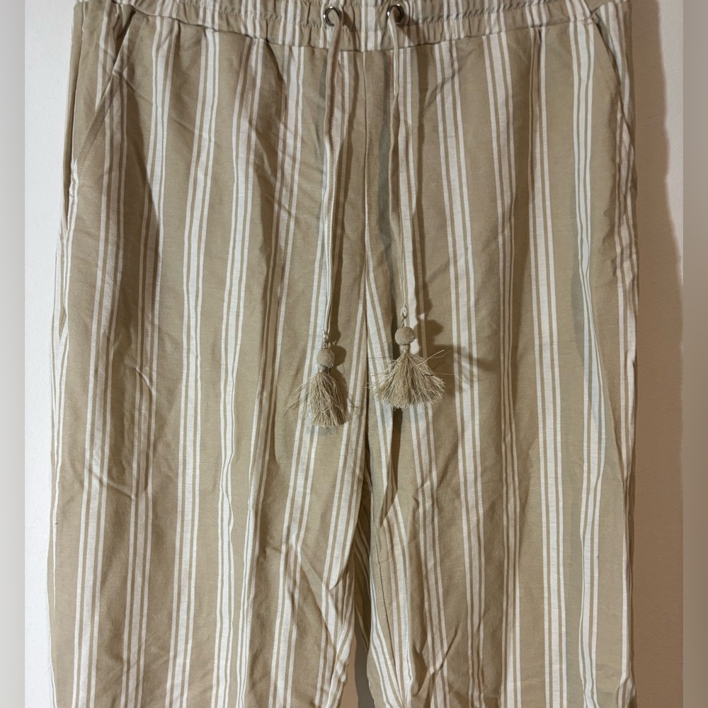 Belle Beach by Kim Gravel Women Medium Petite Tan White Pull on Pants Capri - Picture 2 of 5